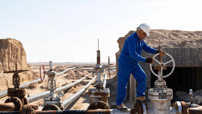 تعطل التصدير وامتلاء الخزانات يخفضان إنتاج نفط العراق بشكل حاد