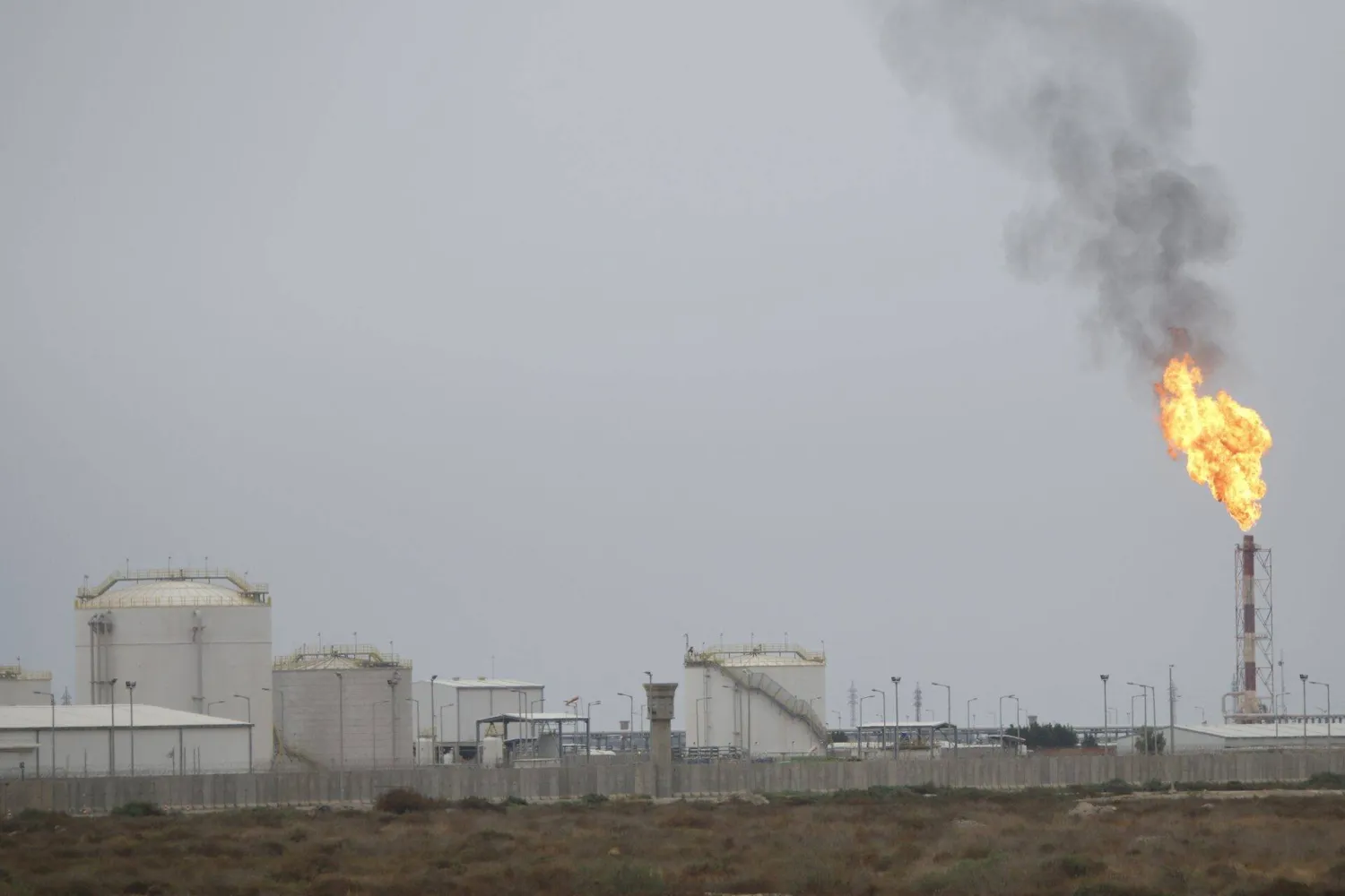 صدمة في أقصى الجنوب: محرك الاقتصاد العراقي يختنق ويعمل بـ 20 بالمائة فقط!