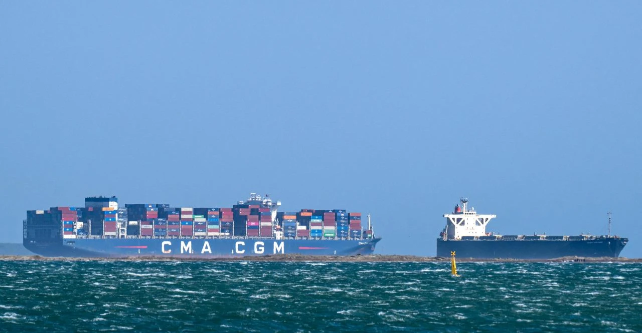 حركة محدودة في هرمز بعد الهدنة وارتفاع المخاوف على الإمدادات النفطية