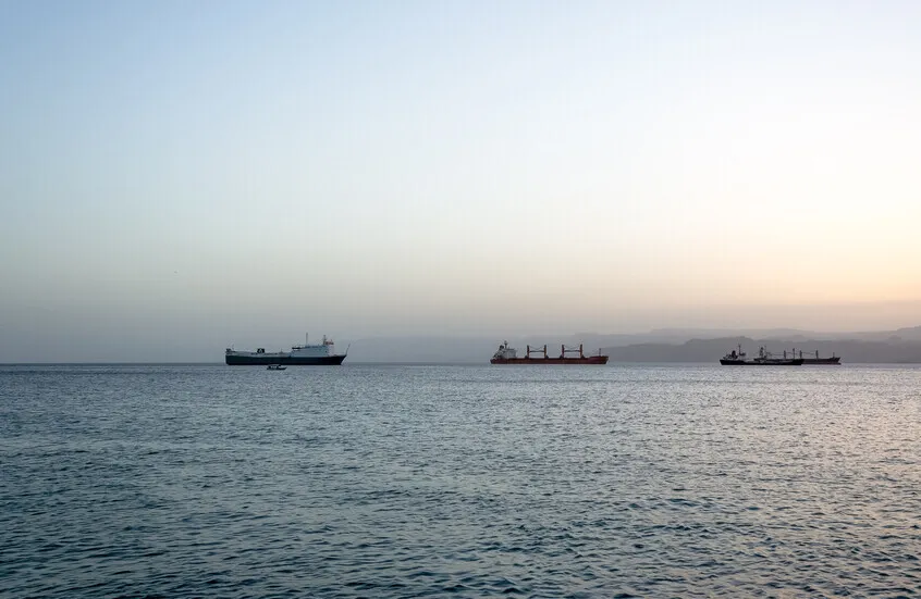 توتر بحري متصاعد.. تضرر سفينة حاويات ورصد انفجارات مائية قرب السواحل العمانية