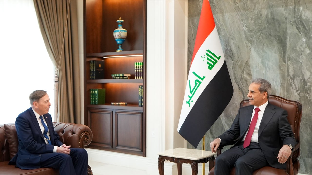 رئيس مجلس القضاء الأعلى العراقي يستقبل الجنرال الأمريكي المتقاعد ديفيد بترايوس