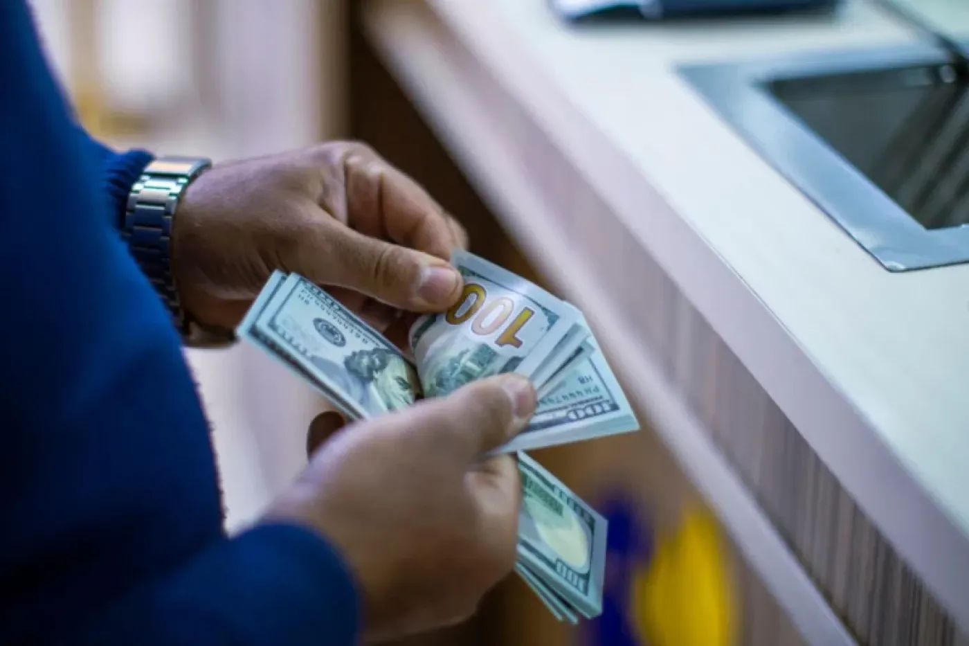 استقرار بورصة العملات المحلية اليوم ببيع مئة دولار - أسعار بيع وشراء الدولار في بغداد Dollar Buying Selling Prices Baghdad