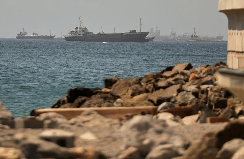 مسؤولون أمريكيون: إيران هاجمت سفينة شحن بمضيق هرمز لاختبار اتفاق إنهاء القتال وإعادة فتح الممر الملاحي الحيوي - مضيق هرمز هجوم سفينة Strait of Hormuz Ship attack