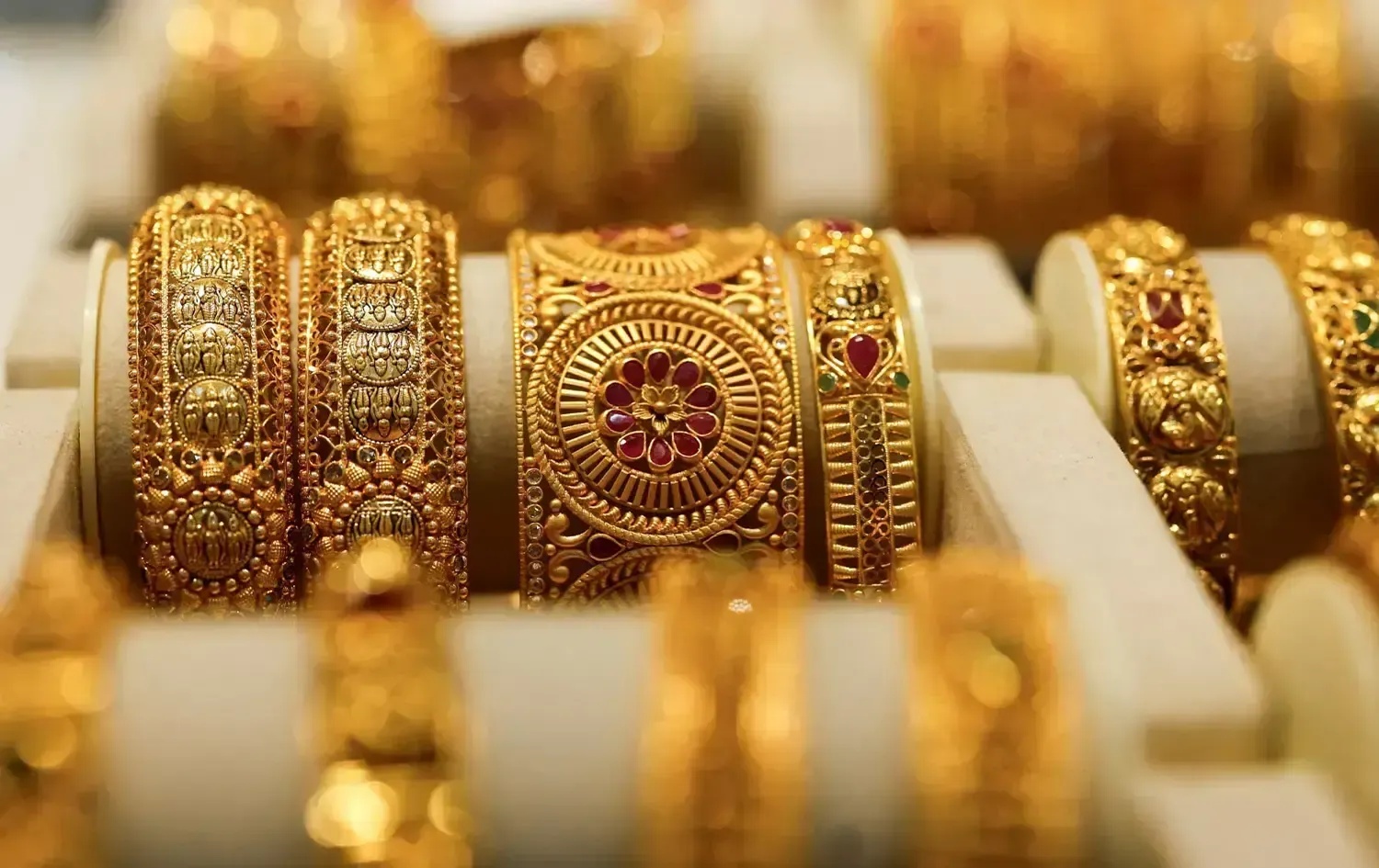 الذهب يتراجع مع تصاعد التوترات الجيوسياسية واحتمالات تشديد السياسة النقدية - الذهب التضخم Gold Inflation