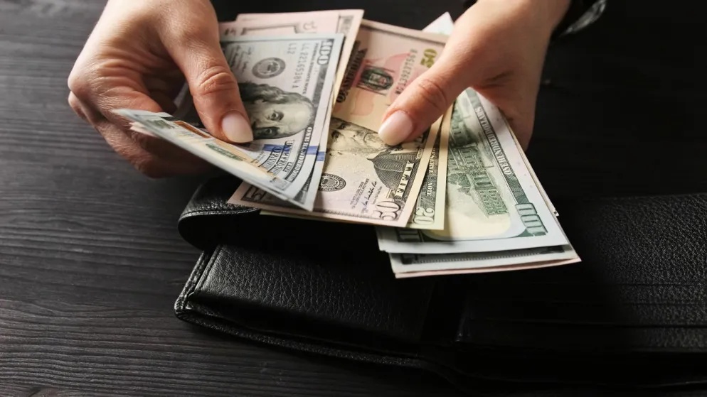 Dollar Rises Amid Regional Tensions Escalation and Strait of Hormuz Closure - الدولار النفط Dollar Oil