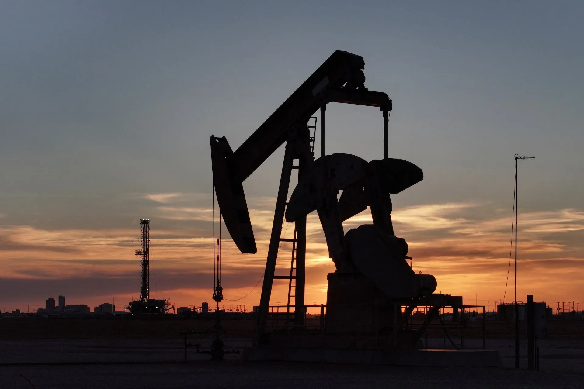 Oil Rises Amid Escalating Gulf Tensions