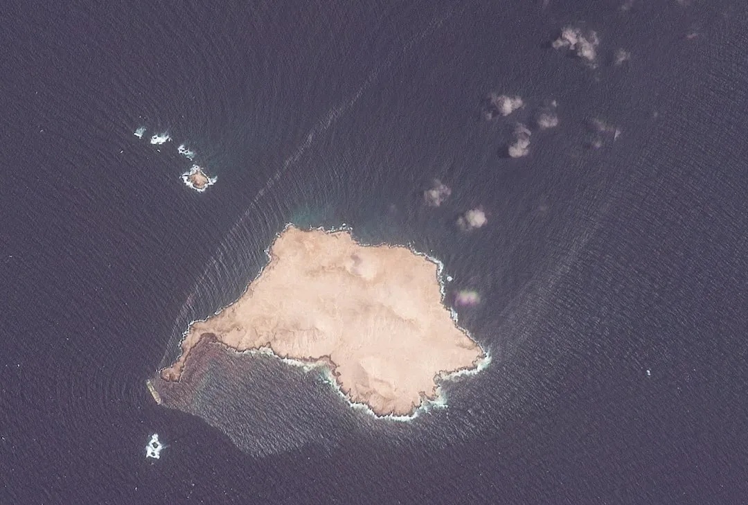 تسرب نفطي واسع النطاق قبالة سواحل عمان بعد تعرض سفينة لأضرار - تسرب نفطي عمان Oil spill Oman
