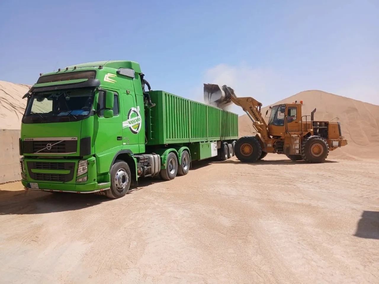 الشركة العامة للنقل البري تباشر بنقل 33 ألف طن حنطة محلية عبر محورين - نقل الحنطة النقل البري Wheat transport Land transport