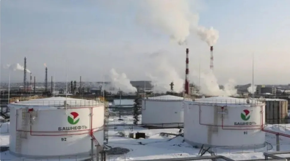 هجوم أوكراني يعطل مصفاة نفط روسية رئيسية - مصفاة نفط روسية أزمة وقود روسيا Russian oil refinery Russia fuel crisis