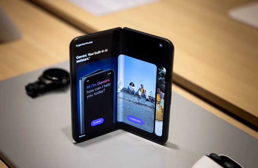 غوغل تكشف عن هاتفها الجديد Pixel Pro Fold - هاتف غوغل هاتف قابل للطي Google phone Foldable phone