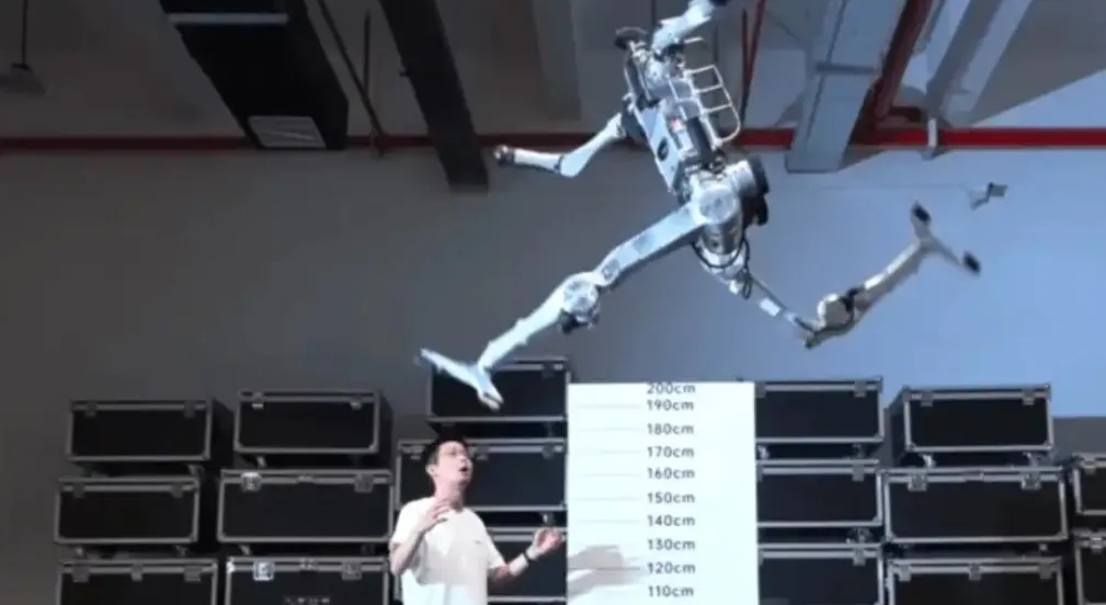 الصين تزيح الستار عن روبوت "سوبرمان" بقدرات قفز وسرعة استثنائية - روبوتات Unitree Robots Unitree