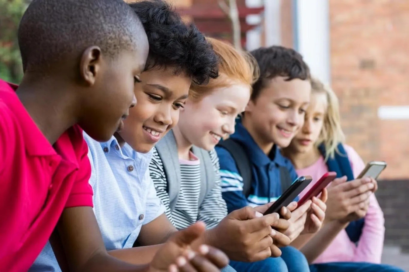 European Union Prepares to Implement Social Media Ban for Children Under 13 - حماية القاصرين منصات التواصل Child protection Social media ban