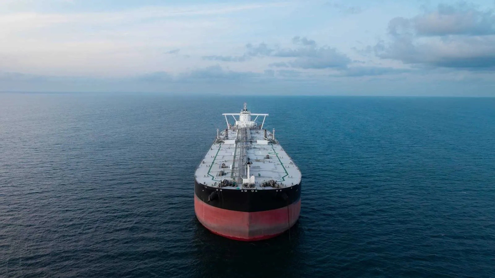 Strait of Hormuz Experiences Steady and Active Oil Flows - مضيق هرمز صادرات نفطية Strait of Hormuz Oil Exports