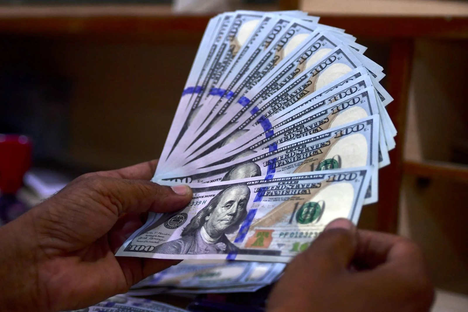 الدولار يسجل تراجعاً في تعاملات السوق المحلية بالعراق - الدولار العراق Dollar Iraq