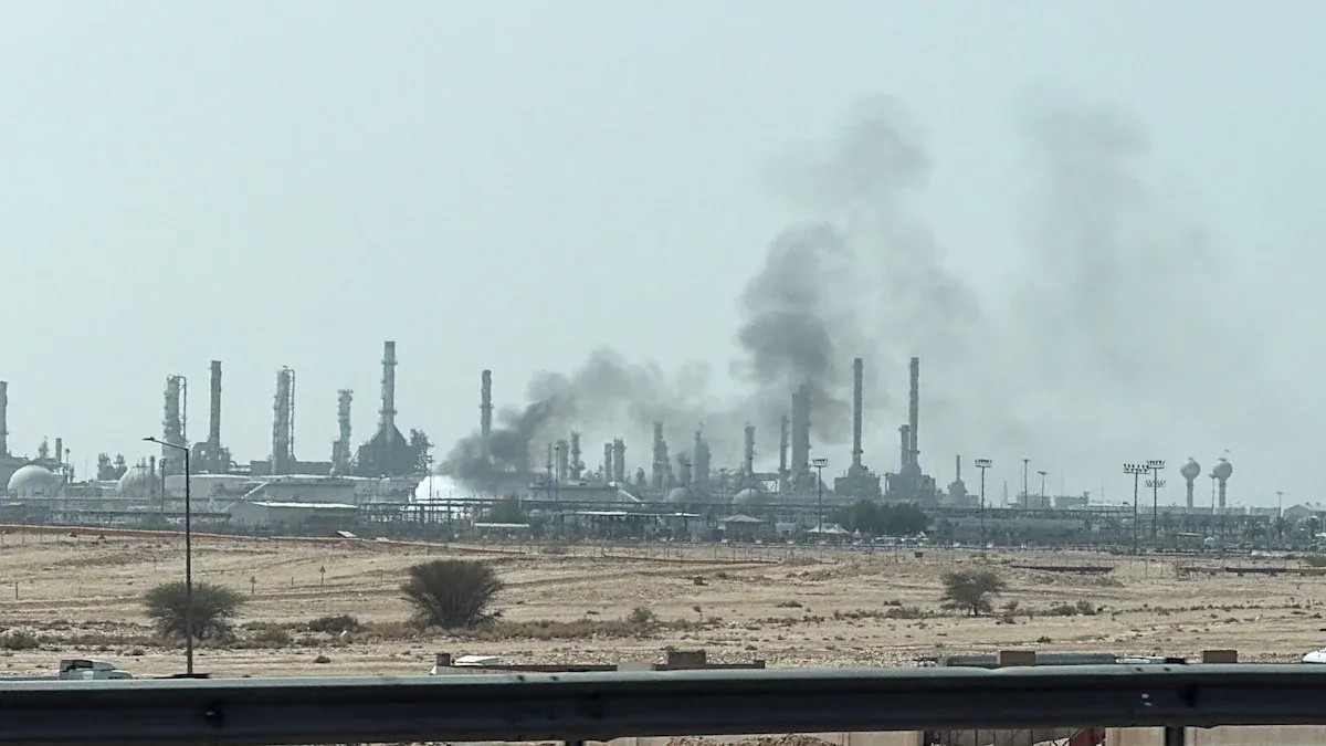 ألسنة اللهب والدخان تتصاعد قرب منشأة أرامكو في العاصمة السعودية - أرامكو الرياض Aramco Riyadh