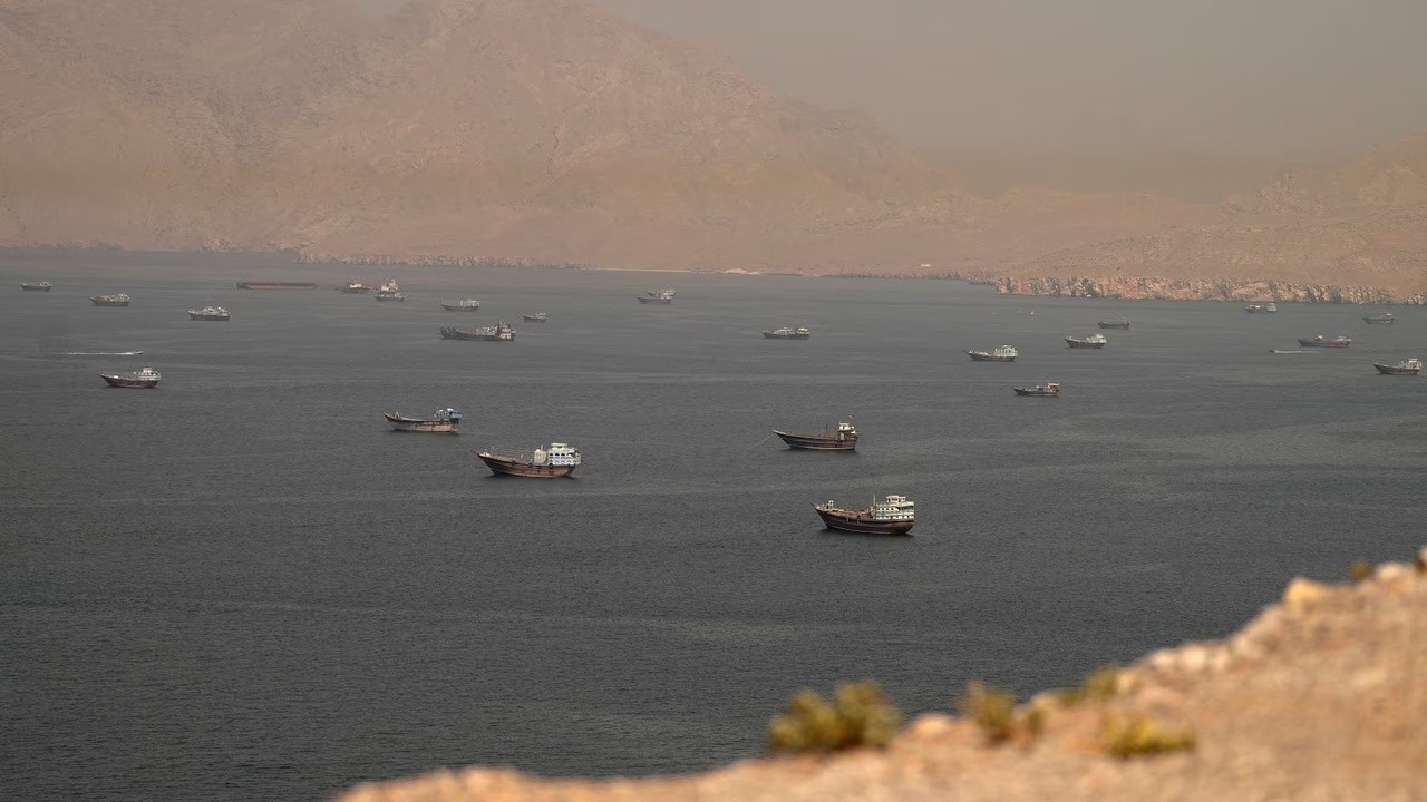 Oil Tanker Explodes in Strait of Hormuz - مضيق هرمز ناقلة نفط Strait of Hormuz Oil tanker