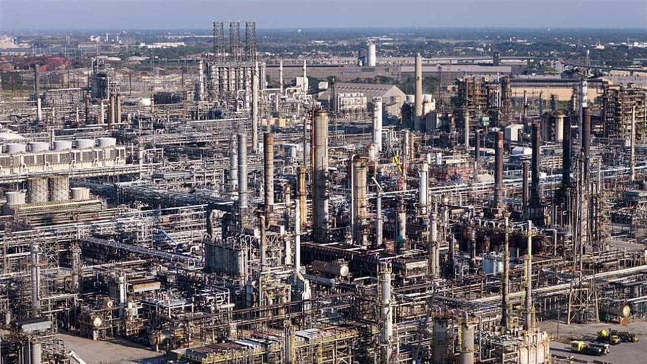 US Oil and Gasoline Stocks Decline While Diesel Inventories Rise
