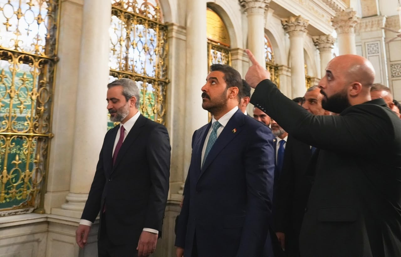 Prime Minister Visits Umayyad Mosque in Damascus and Donates for Its Needs